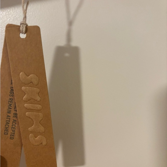 Skims Nude Seamless Bra - Picture 4 of 4